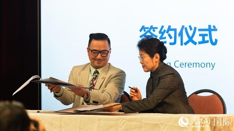 山東省圖書(shū)館與舊金山公共圖書(shū)館簽署合作協(xié)議。