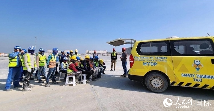 安全宣講出租車在現(xiàn)場播放安全視頻。人民網(wǎng)記者 管克江攝