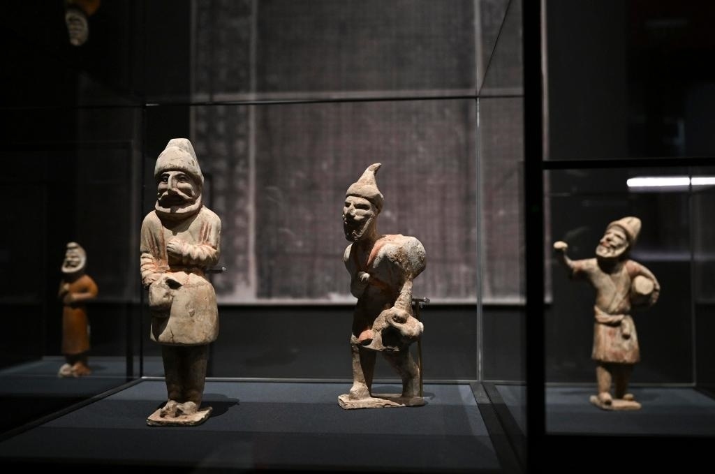 “歷史之遇——中國(guó)與西亞古代文明交流展”于1月12日至4月11日在故宮午門正殿展廳舉行。這是展出的陶彩繪人俑（1月10日攝）。新華社記者金良快攝
