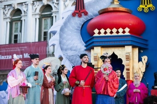  2024年2月13日，在意大利威尼斯，志愿者身著漢服進行表演。新華社記者 李京 攝