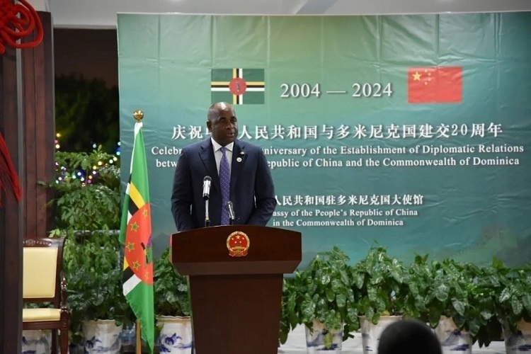 多米尼克總理斯凱里特在中多建交20周年招待會(huì)上致辭。中國(guó)駐多米尼克大使館供圖