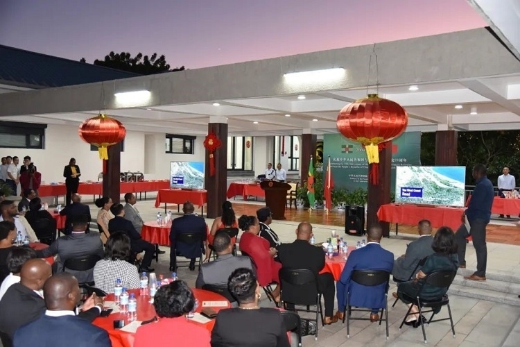 當(dāng)?shù)貢r(shí)間3月13日，慶祝中國(guó)與多米尼克建交20周年招待會(huì)在中國(guó)駐多大使館舉行。中國(guó)駐多米尼克大使館供圖