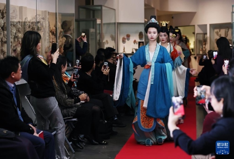 3月13日，在位于法國巴黎的吉美國立亞洲藝術(shù)博物館，模特展示敦煌復(fù)原服飾。新華社記者 高靜 攝