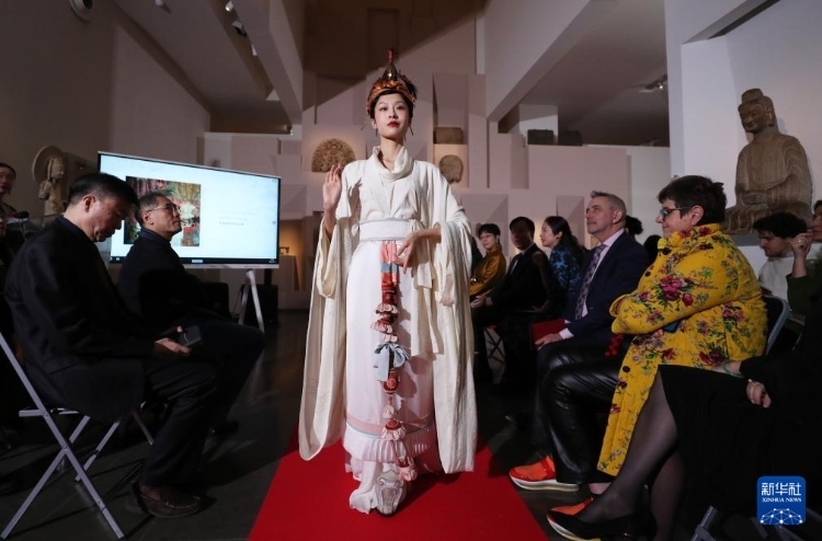 3月13日，在位于法國巴黎的吉美國立亞洲藝術(shù)博物館，模特展示敦煌復(fù)原服飾。新華社記者 高靜 攝