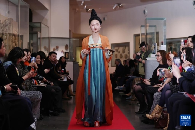 3月13日，在位于法國巴黎的吉美國立亞洲藝術(shù)博物館，模特展示敦煌復(fù)原服飾。新華社記者 高靜 攝