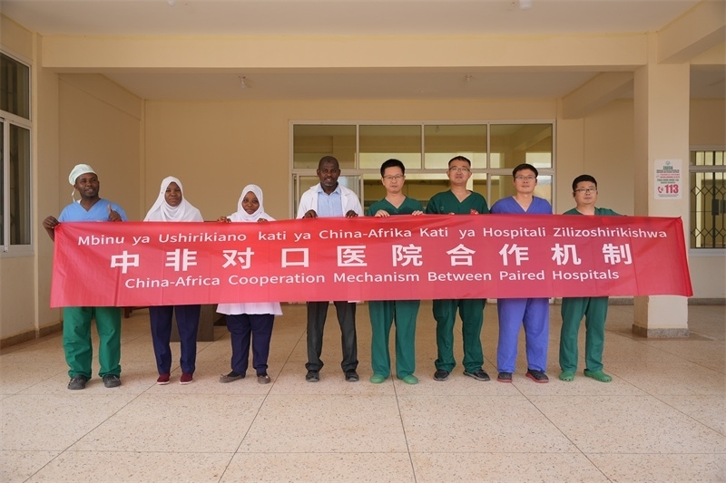 醫(yī)療隊隊隊員和基文吉區(qū)醫(yī)院院長（左四）及醫(yī)護人員合影。中國援桑醫(yī)療隊供圖