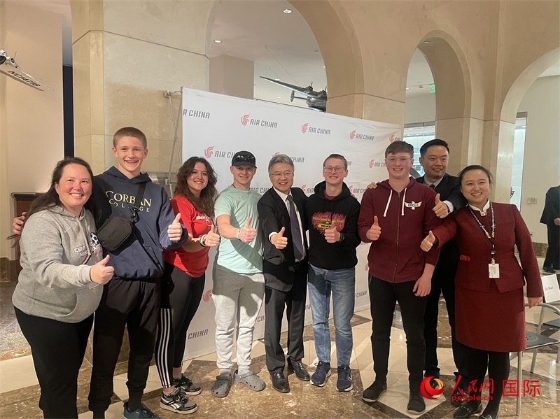 師生們出發(fā)前與國(guó)航工作人員合影留念。人民網(wǎng)記者 鄧圩攝