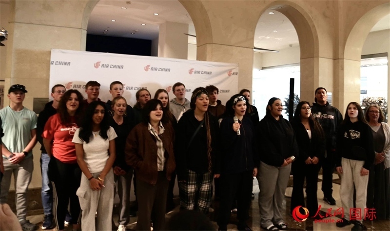 全體美國(guó)高中生合唱《希望的田野》。人民網(wǎng)記者 鄧圩攝