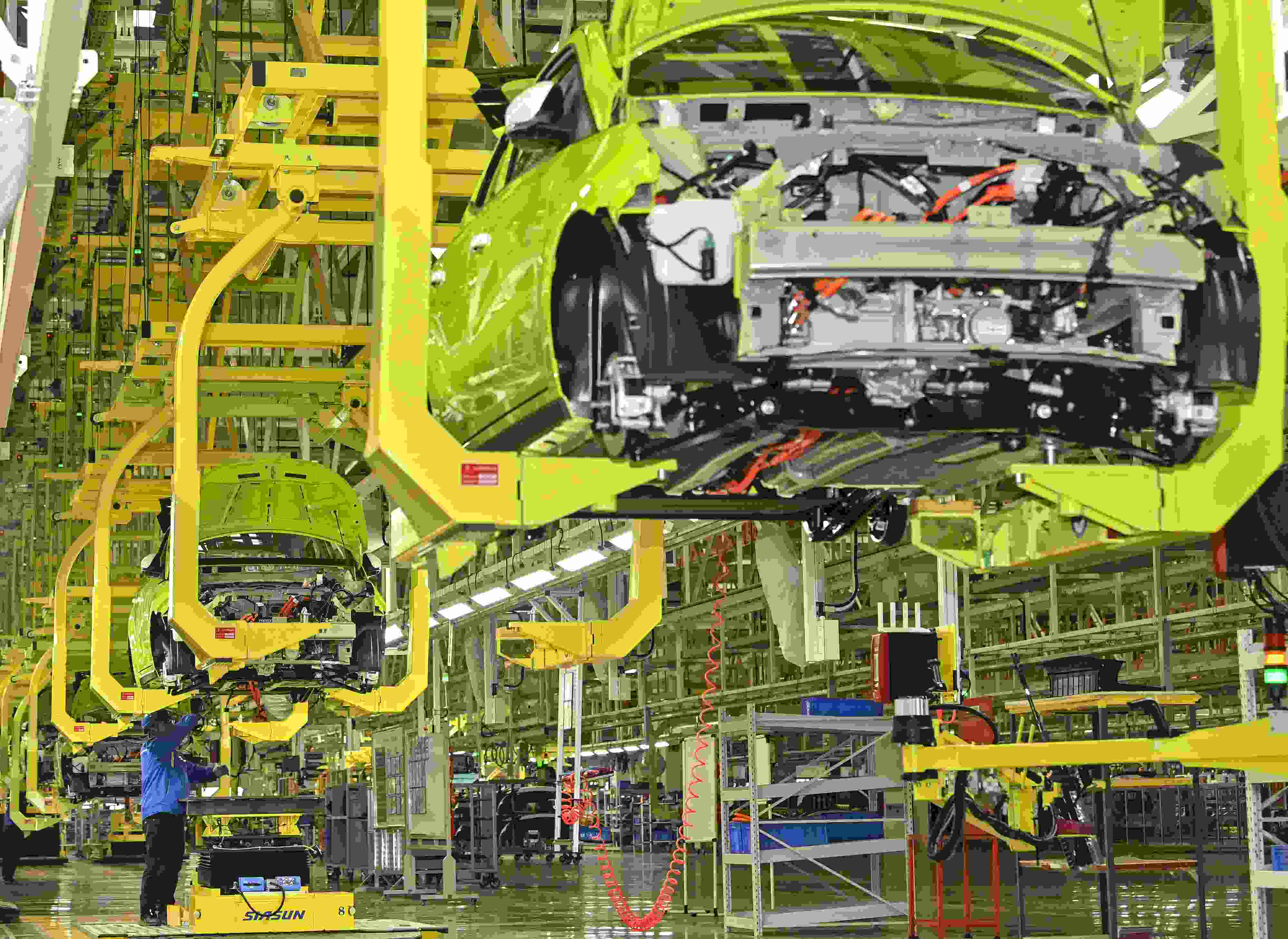 △ 2024年2月27日，一家新能源汽車公司的總裝車間生產(chǎn)線上，工人正在加緊生產(chǎn)趕訂單。