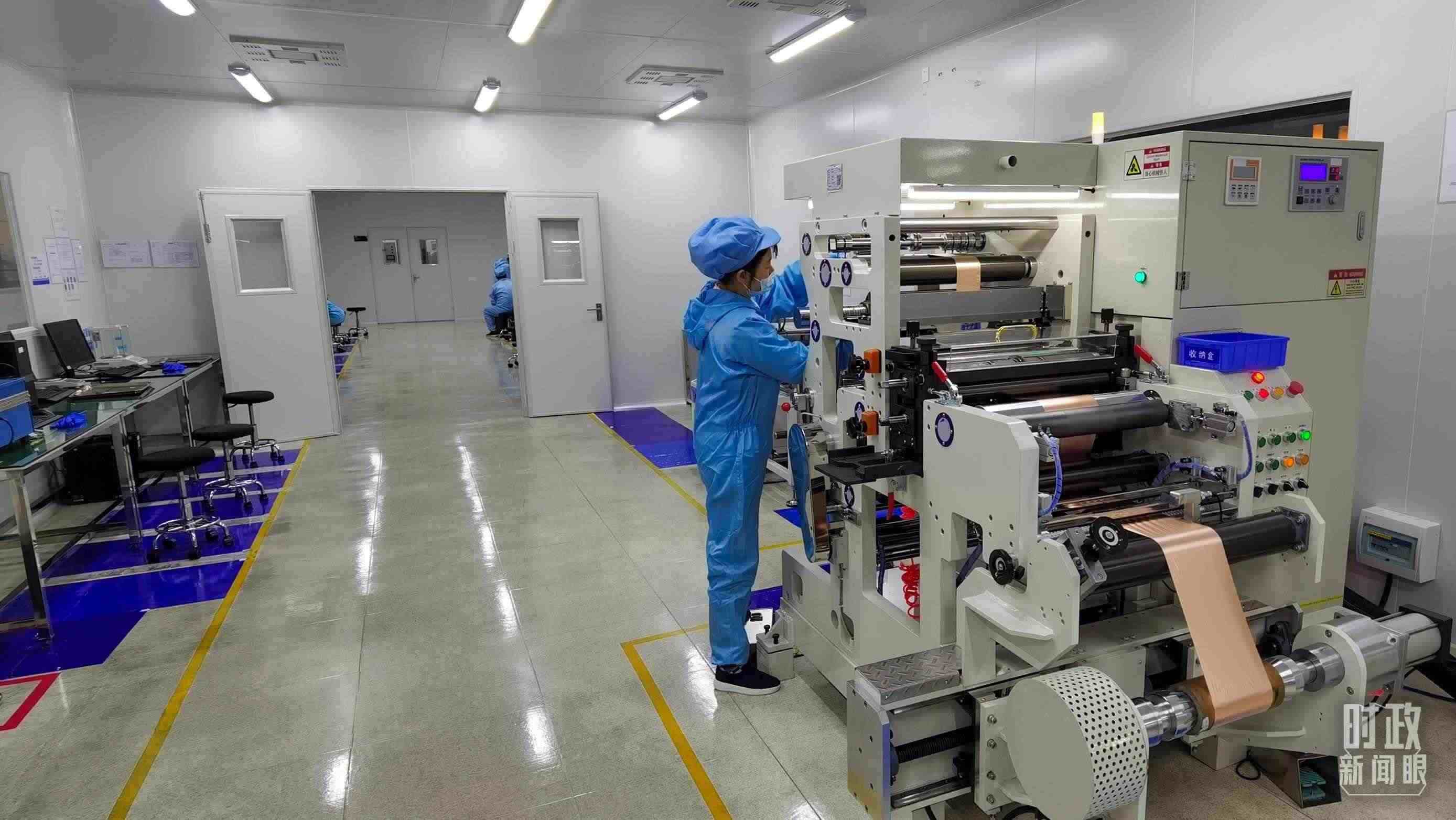 △企業(yè)員工將冷壓后的極片裁出規(guī)定尺寸，用于鋰電池制作。（總臺(tái)央視記者郭鴻拍攝）