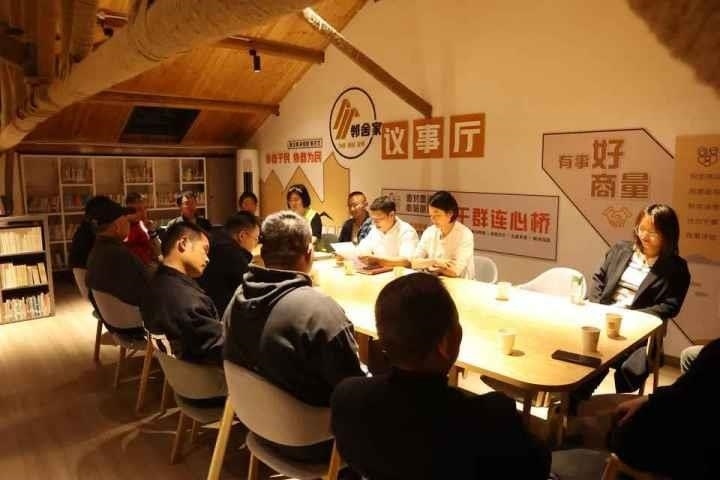 △浙江金華武義縣后陳村“鄰舍家”協(xié)商議事會(huì)討論舊村改造事宜。