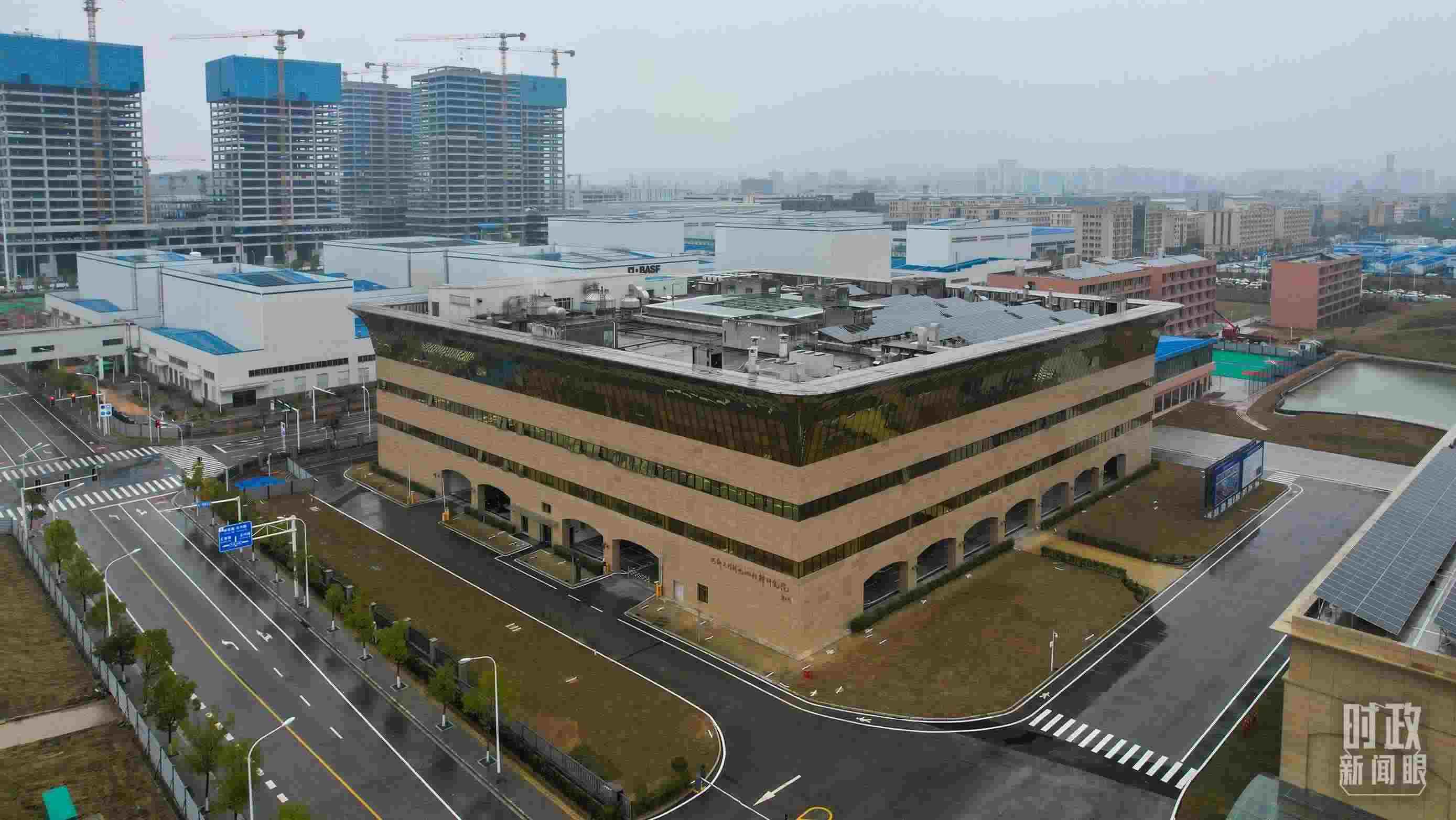 △巴斯夫杉杉電池材料研究院。（總臺(tái)央視記者范凱拍攝）