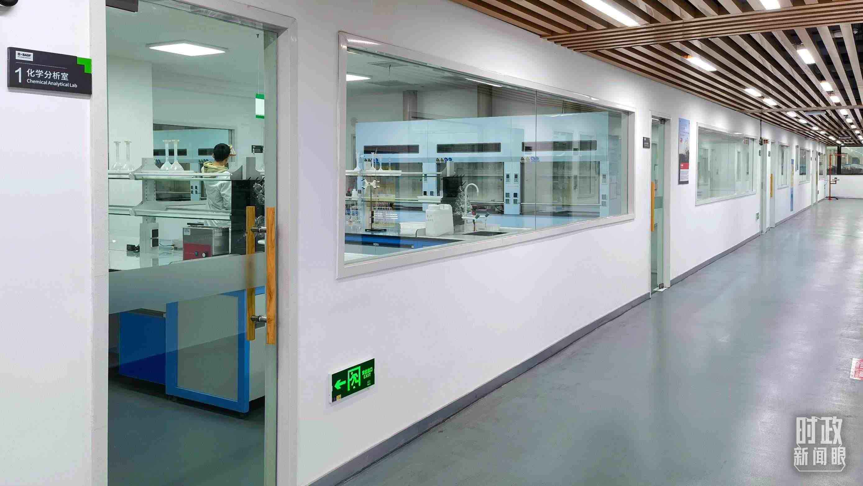 △巴斯夫杉杉電池材料有限公司化學(xué)分析室。（總臺(tái)央視記者石丞拍攝）