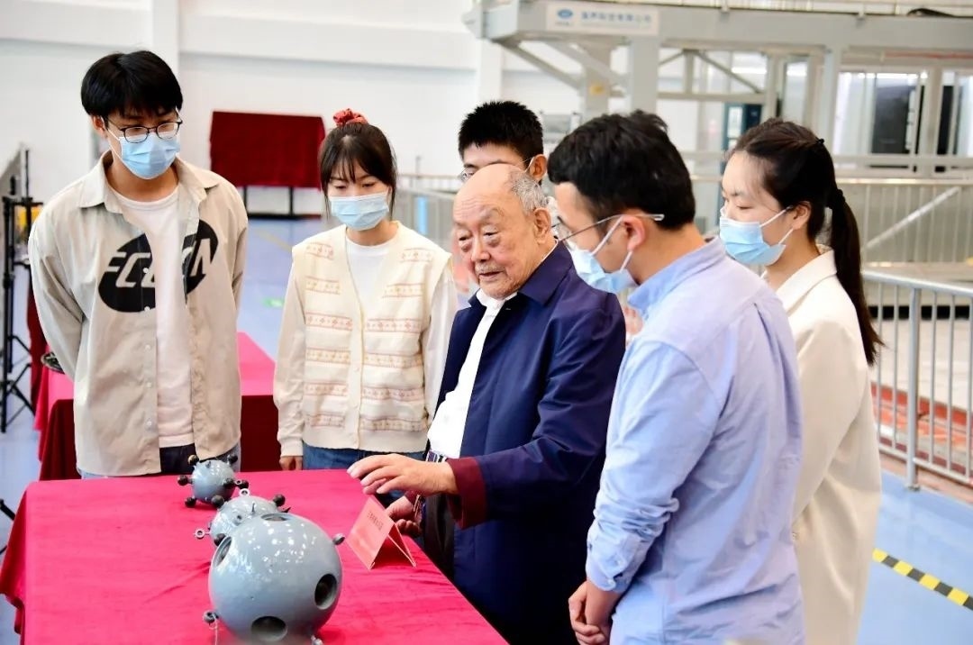 楊士莪院士在實(shí)驗(yàn)室指導(dǎo)學(xué)生。哈爾濱工程大學(xué)供圖