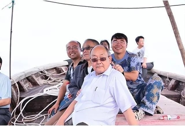 楊士莪院士參加海試。哈爾濱工程大學(xué)供圖