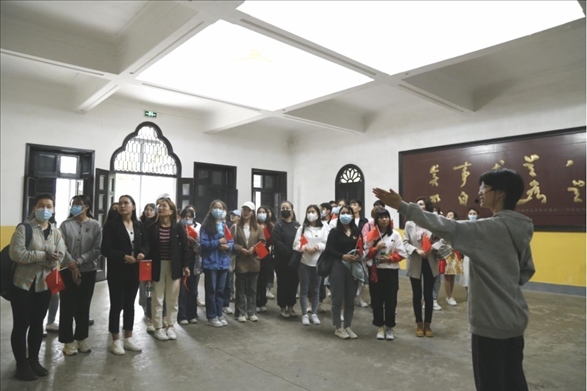 2021年5月20日，少數(shù)民族學(xué)生在湖南第一師范學(xué)院進(jìn)行紅色研學(xué)活動(dòng)，共同追尋那段紅色歲月的足跡。