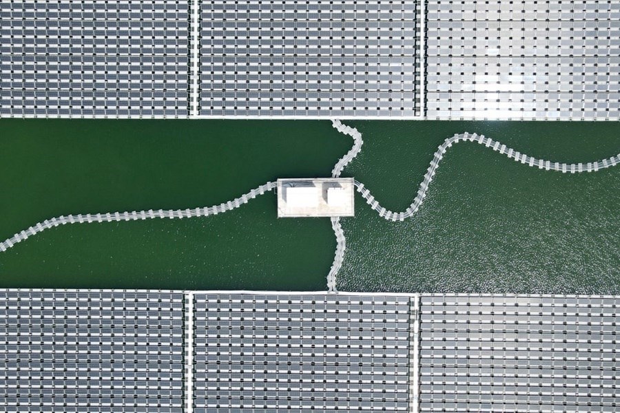 2022年8月25日拍攝的潁上縣毛圩水上光伏電站（無人機照片）。近年來，安徽省阜陽市潁上縣古城鎮(zhèn)積極推進采煤沉陷區(qū)治理工作，將昔日的采煤沉陷區(qū)建設(shè)成水上光伏電站，既減少占用土地面積，又能生產(chǎn)清潔能源。