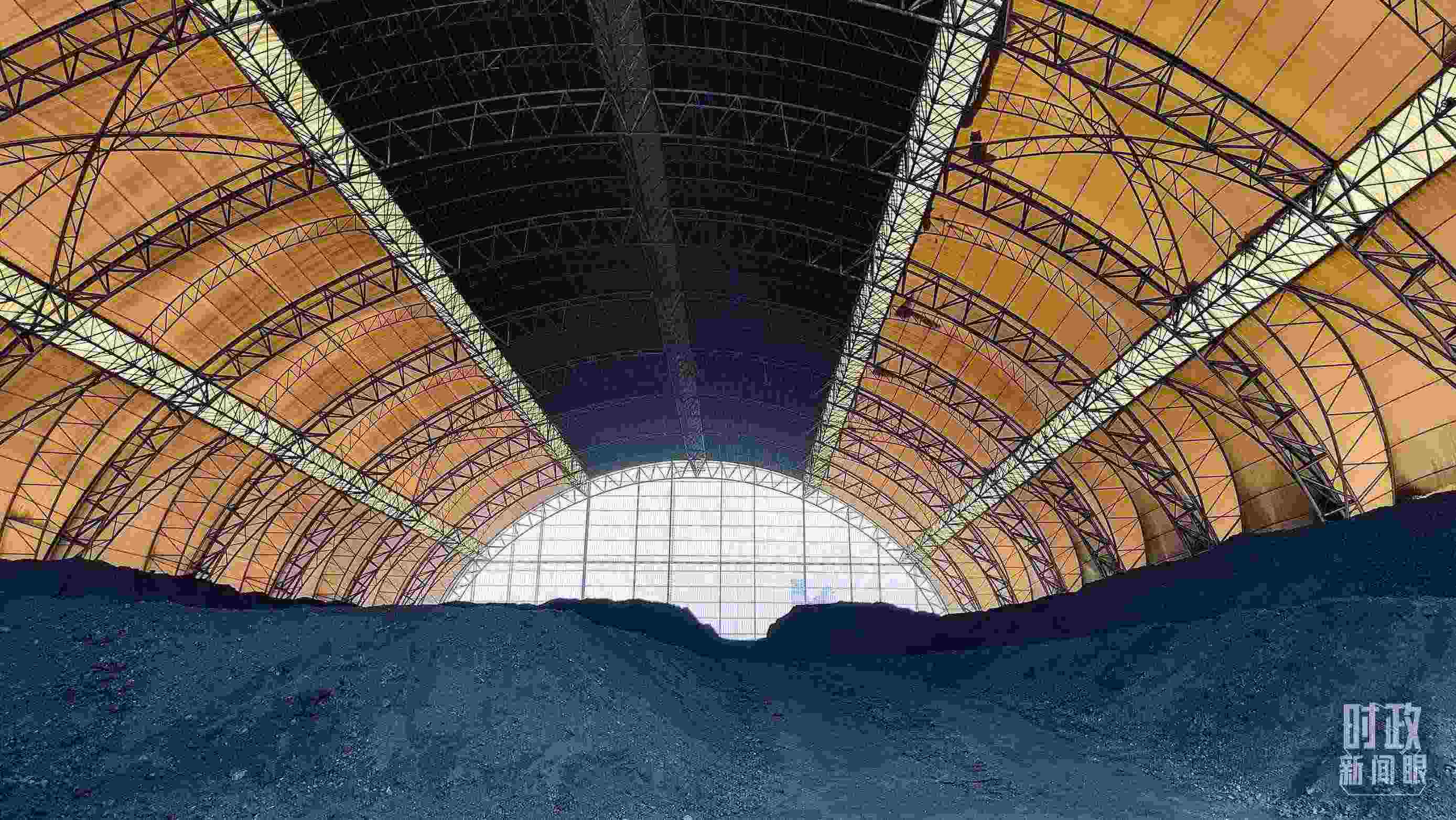 山西瑞光熱電有限責(zé)任公司儲(chǔ)煤場(chǎng)。2022年1月，習(xí)近平來(lái)到這里察看煤場(chǎng)儲(chǔ)煤情況。（總臺(tái)央視記者楊立峰拍攝）