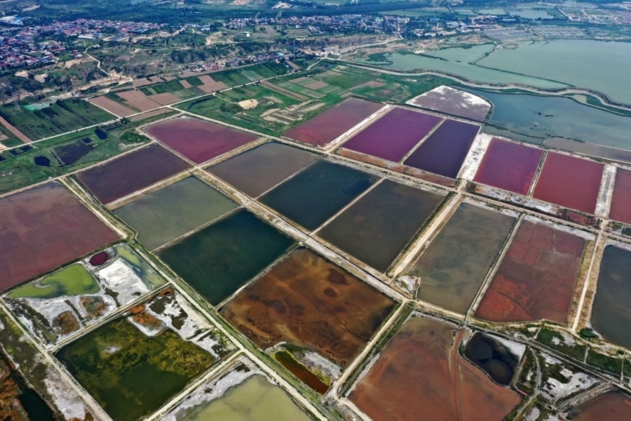 這是2023年7月11日拍攝的山西運城鹽湖一角（無人機照片）。按照“生態(tài)優(yōu)先、保護為主、適度開發(fā)”的原則，2020年9月，運城市全面停止鹽湖范圍內(nèi)的工業(yè)生產(chǎn)活動。近年來，千年鹽湖正在向生態(tài)保護、風(fēng)貌重塑、產(chǎn)業(yè)轉(zhuǎn)型、全域旅游的“綠色發(fā)展”轉(zhuǎn)變。