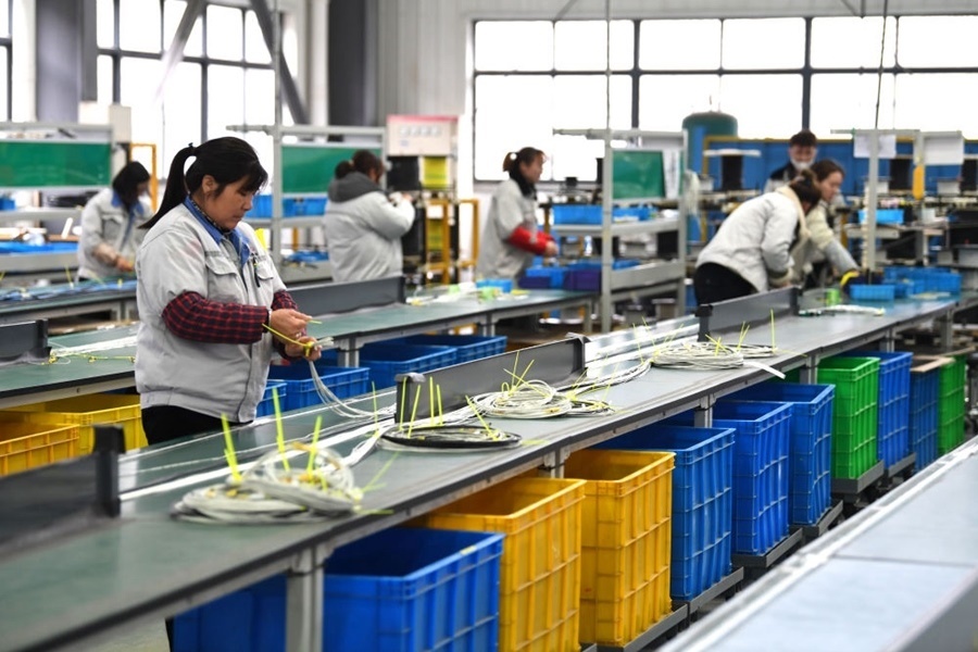 2022年2月16日，工作人員在安徽省滁州市汊河軌道交通裝備產(chǎn)業(yè)園的一家軌道交通裝備企業(yè)生產(chǎn)線上忙碌。安徽省滁州市來安縣汊河鎮(zhèn)地處皖蘇交界，緊鄰南京市江北新區(qū)。近年來，來安縣成為承接南京產(chǎn)業(yè)轉(zhuǎn)移的前沿陣地，汊河這個曾經(jīng)的傳統(tǒng)農(nóng)業(yè)小鎮(zhèn)緊抓機遇，開始深度融入長三角，參與產(chǎn)業(yè)協(xié)作分工。產(chǎn)業(yè)園吸引了越來越多長三角地區(qū)軌道交通企業(yè)入駐，形成了鐵路客車、城際軌道零部件研發(fā)、生產(chǎn)、銷售的產(chǎn)業(yè)集群。