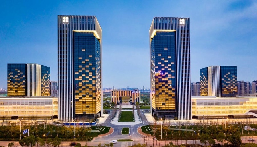 這是2019年3月13日拍攝的位于安徽合肥的中國聲谷產(chǎn)業(yè)園（無人機照片）。截至2024年，中國聲谷入駐企業(yè)超過2000戶，年產(chǎn)值超過2000億元，形成以智能語音及人工智能產(chǎn)業(yè)為核心的新一代信息技術(shù)產(chǎn)業(yè)集群。