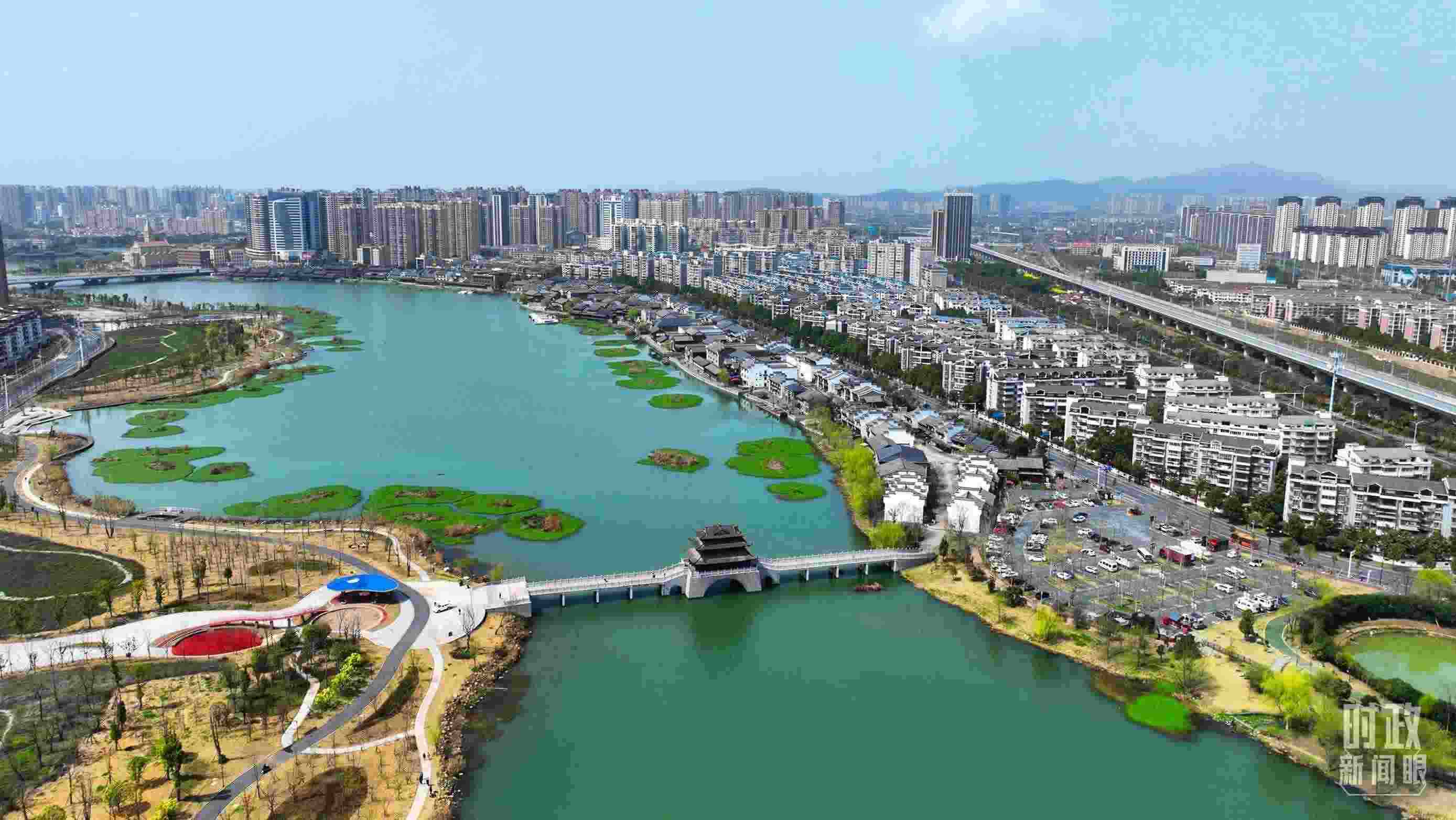 湖南常德。此次座談會(huì)前，習(xí)近平在長(zhǎng)沙、常德兩地實(shí)地考察。（總臺(tái)央視記者范凱拍攝）