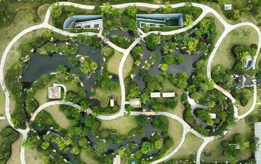 這是2023年6月15日拍攝的以“地上花園+地下治污”設(shè)計理念建設(shè)的九江市雙溪公園（無人機照片）。近年來，江西省九江市啟動中心城區(qū)水環(huán)境綜合整治工程，通過地下污水治理、岸線生態(tài)修復(fù)、興建“公園式”污水處理廠、城市智慧管網(wǎng)管控等措施，改善水環(huán)境，城市面貌煥然一新。