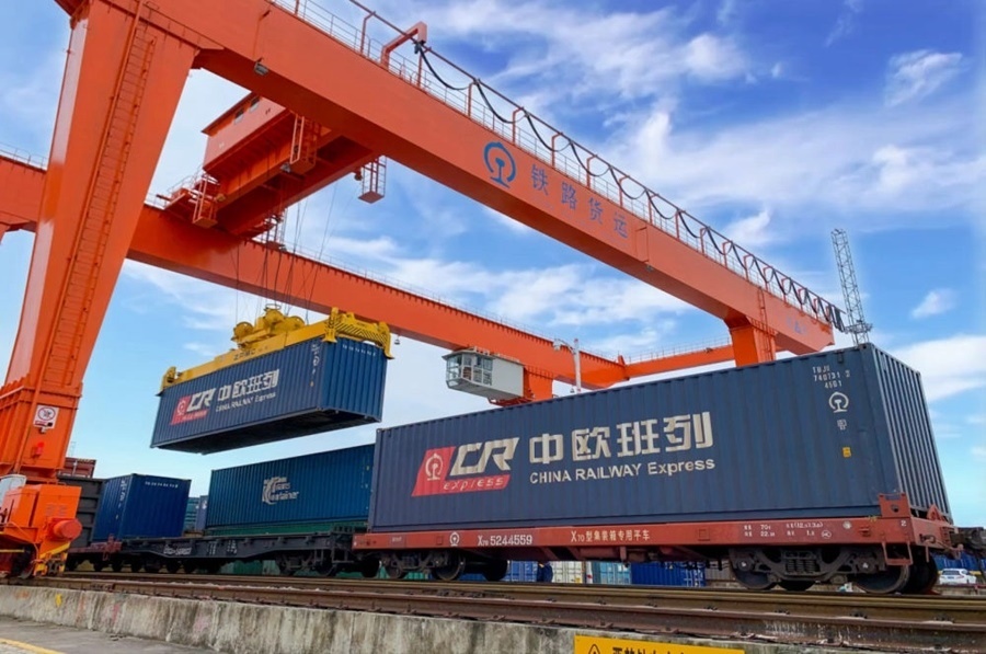 2022年4月29日，在鐵路合肥北站物流基地集裝箱作業(yè)區(qū)，龍門吊吊裝準備發(fā)運的中歐班列集裝箱。