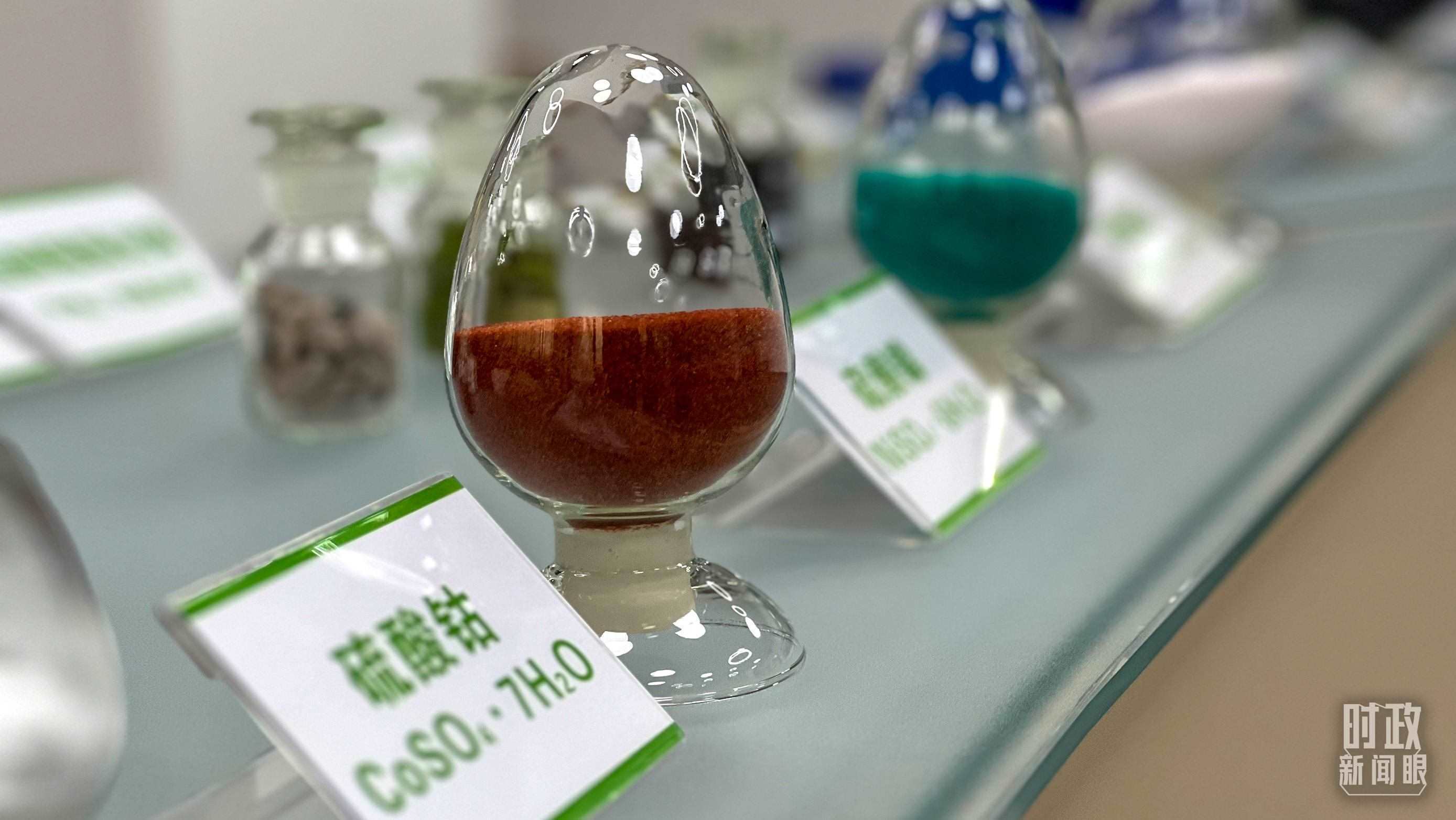 △巴斯夫杉杉電池材料有限公司的產(chǎn)品展示。（總臺央視記者李煒拍攝）