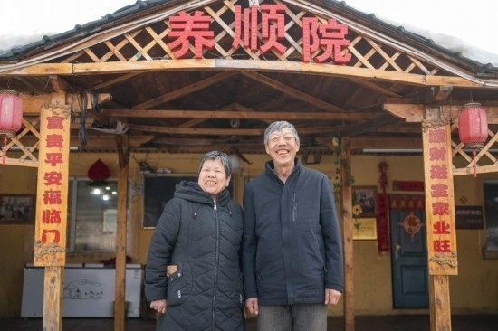 在伊春市友好區(qū)，伊春森工上甘嶺林業(yè)局有限責(zé)任公司溪水林場分公司退休職工劉養(yǎng)順（右）和老伴楊秋娥在自家農(nóng)家院中（3月13日攝）。新華社記者 謝劍飛 攝