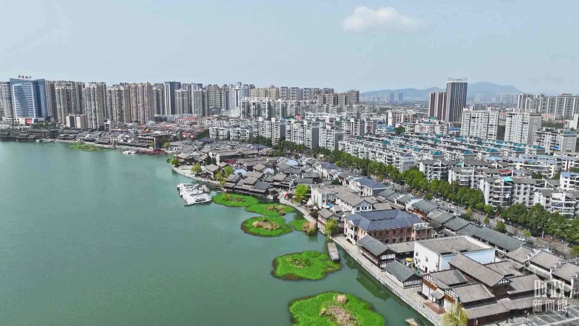 △沅江江畔，常德河街與現(xiàn)代建筑交相輝映。（總臺央視記者范凱拍攝）