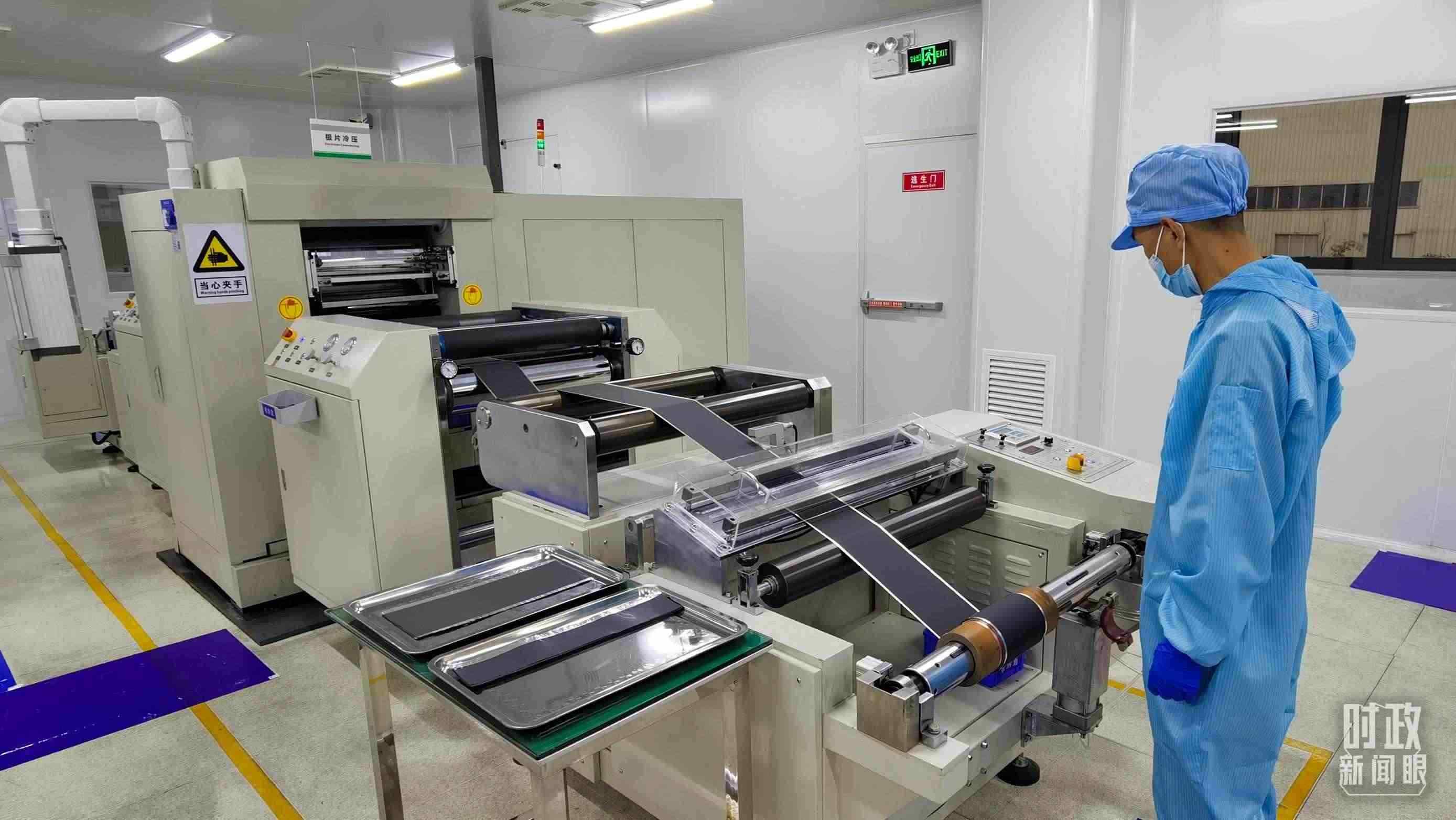 △這是電池生產(chǎn)的極片冷壓操作車間。（總臺央視記者郭鴻拍攝）