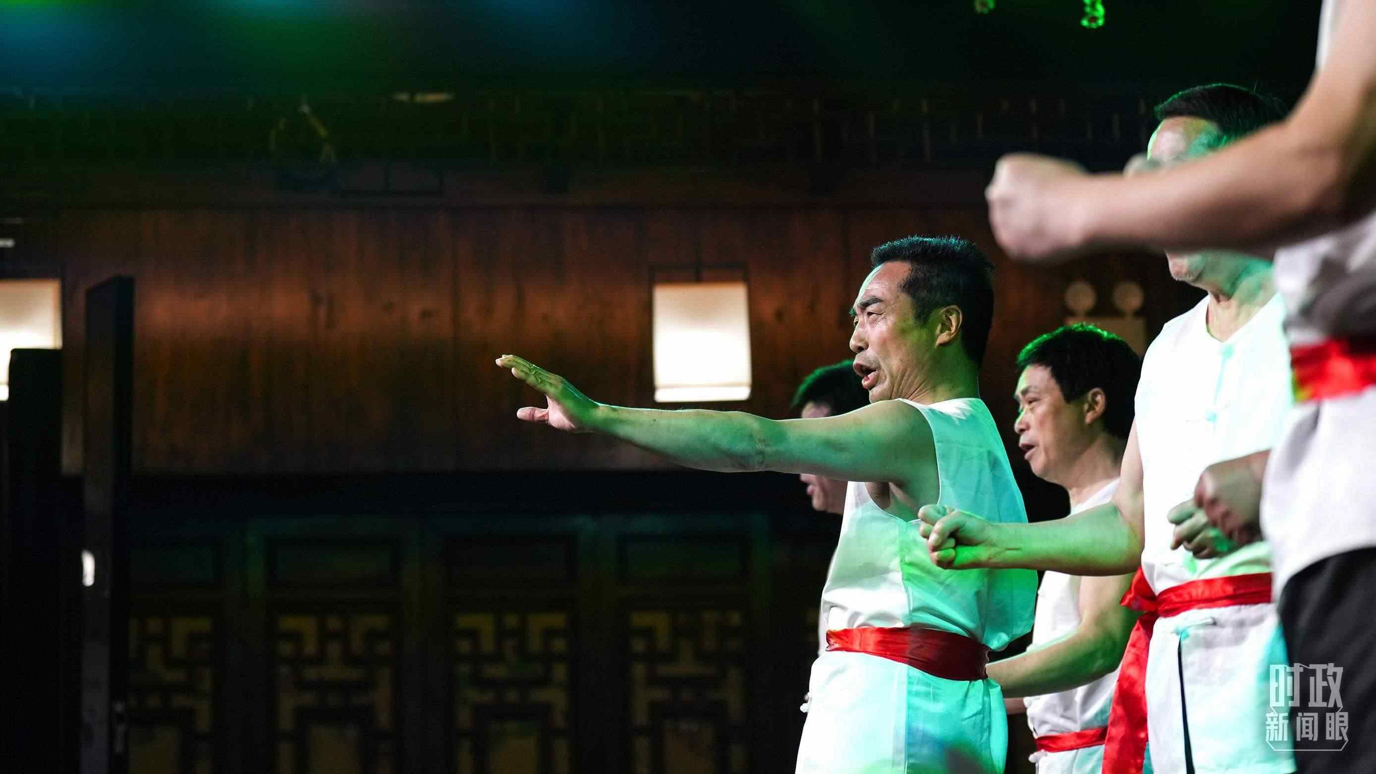 △常德河街，鴛鴦走馬樓上演常德高腔《穆桂英掛帥》和澧水船工號子。（總臺央視記者許永松、國廣記者李晉拍攝）