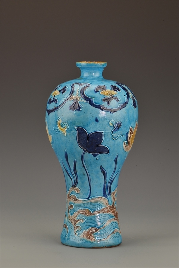 一號(hào)沉船出水的琺華彩蓮紋梅瓶。中國(guó)文物報(bào)社供圖