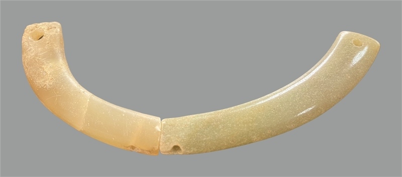 馬家浜文化晚期玉璜。中國(guó)文物報(bào)社供圖