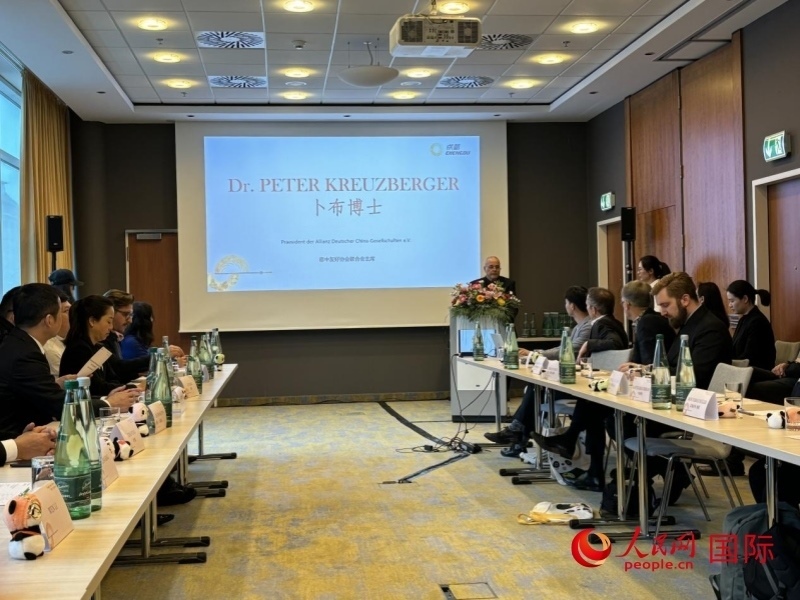 在成都文化旅游（柏林）推介座談會上，德中友好協(xié)會聯(lián)合會主席卜布致辭。人民網記者張慧中攝