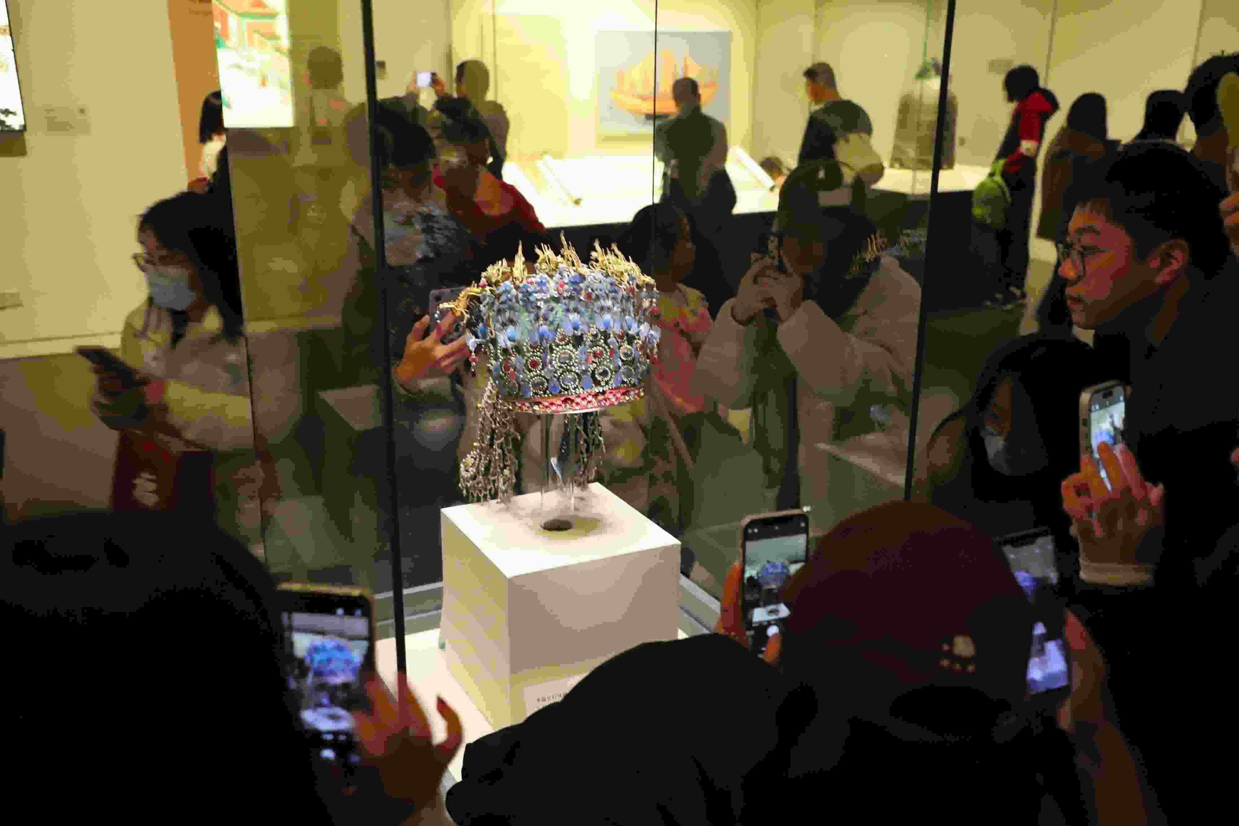 △ 2024年3月9日，北京，中國(guó)國(guó)家博物館，來自天南海北的游客在參觀藏品。