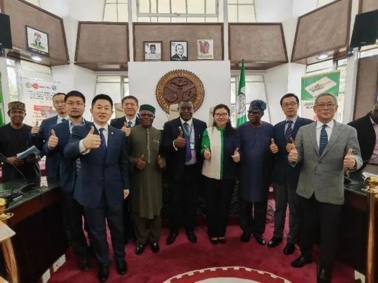 3月21日，與會嘉賓在首屆拉各斯論壇現(xiàn)場合影留念。（圖片由中國駐拉各斯總領(lǐng)事館提供）