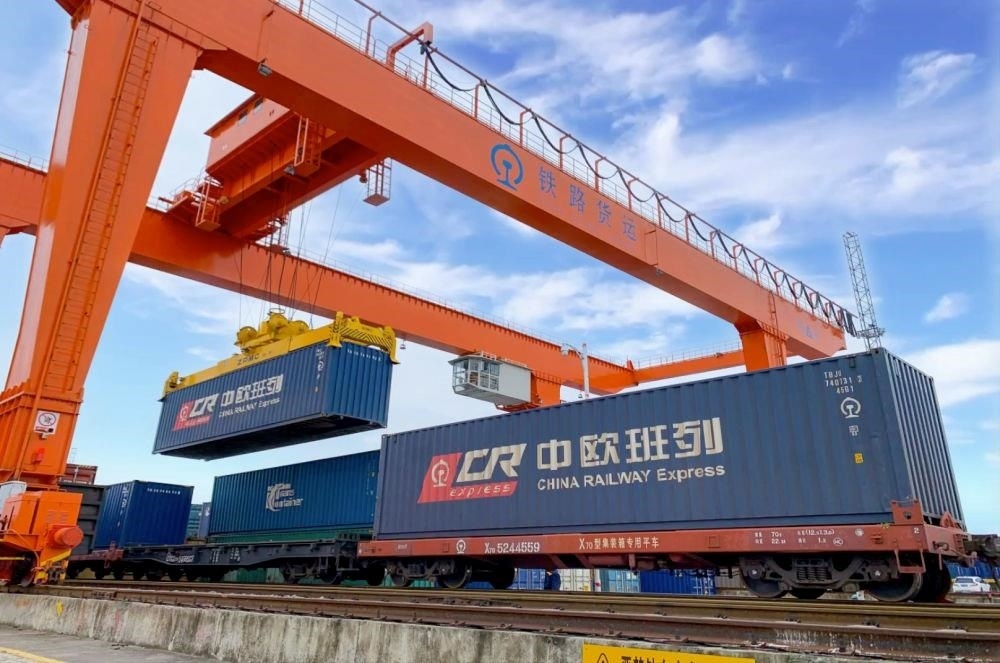 △2022年4月29日，在安徽合肥北站物流基地集裝箱作業(yè)區(qū)，準(zhǔn)備發(fā)運的中歐班列集裝箱。