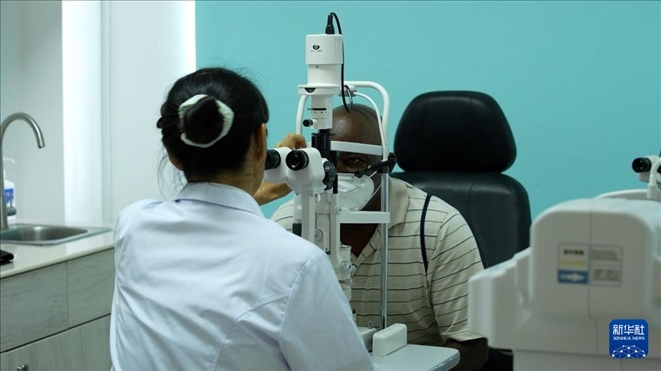 3月4日，在多米尼克羅索的中多友誼醫(yī)院眼科中心，援多醫(yī)療隊成員、南方醫(yī)科大學第三附屬醫(yī)院眼科主治醫(yī)師魯志卿為病人做檢查。新華社記者 王朝 攝