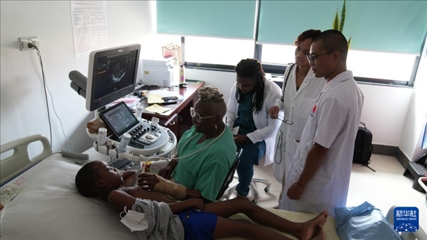3月4日，在多米尼克羅索的中多友誼醫(yī)院，援多醫(yī)療隊成員、南方醫(yī)科大學第五附屬醫(yī)院心血管內(nèi)科主治醫(yī)師駱志鵬與當?shù)蒯t(yī)生共同診療。新華社記者 王朝 攝