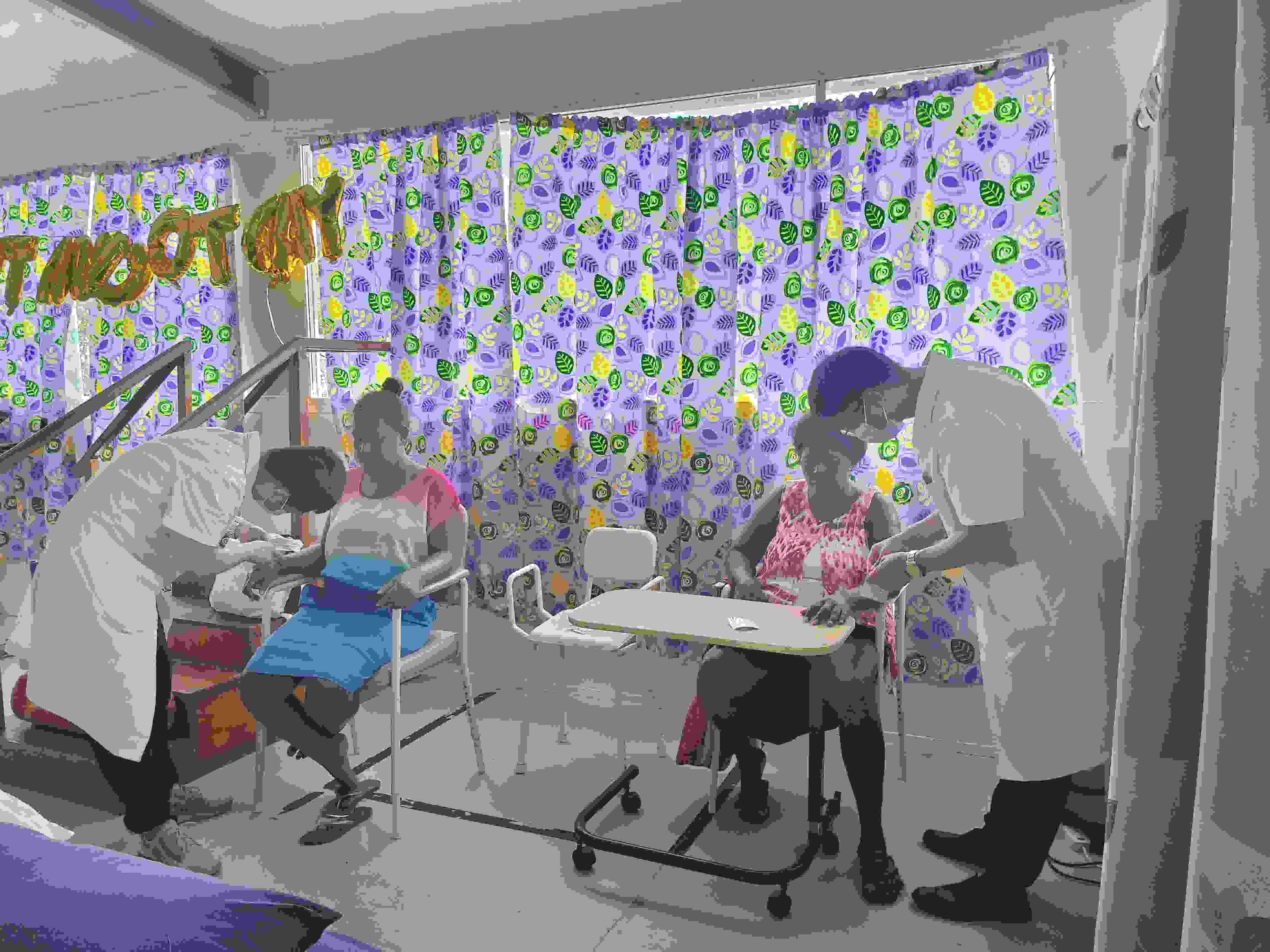 2023年7月3日，中國援助所羅門群島醫(yī)療隊針灸大夫在所羅門群島首都霍尼亞拉國家轉(zhuǎn)診醫(yī)院為患者治療。