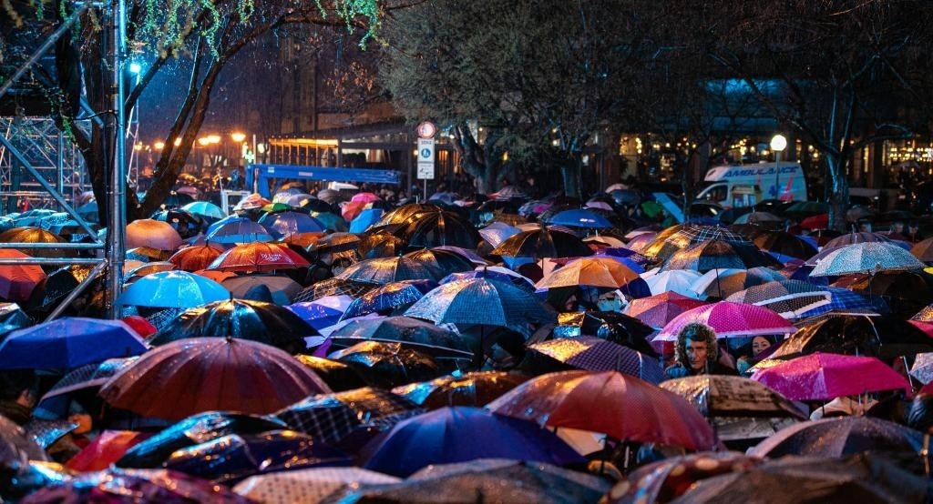 3月24日，在塞爾維亞南部城市普羅庫普列，人們參加北約轟炸南聯(lián)盟遇難者悼念儀式。新華社發(fā)（王韡攝）