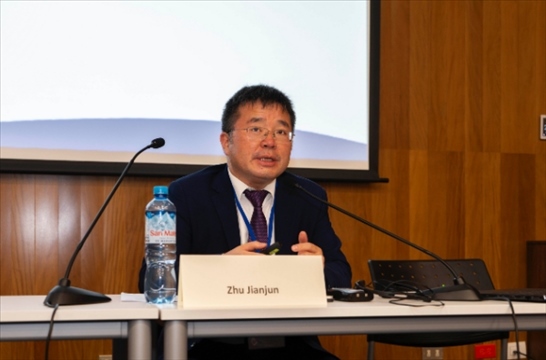 上海外國語大學(xué)國際文化交流學(xué)院副院長朱建軍做專題講座。（秘魯天主教大學(xué)孔子學(xué)院供圖）