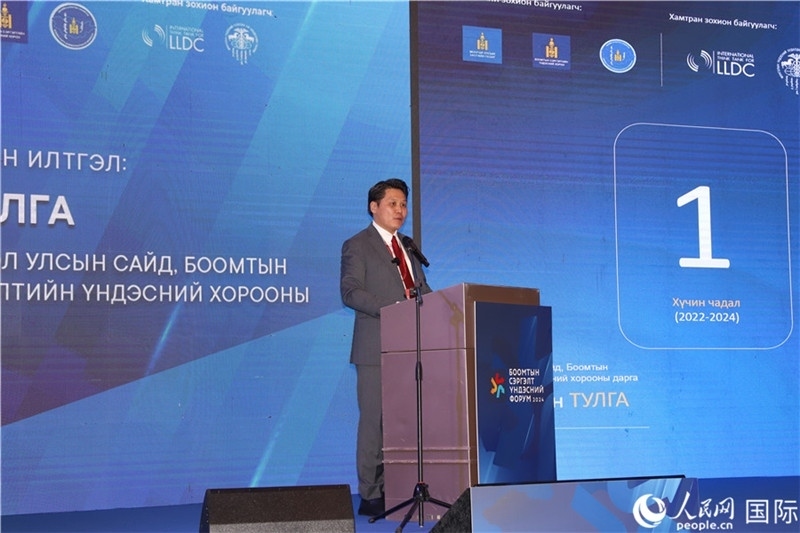 2.圖勒嘎部長做主旨報告。人民網(wǎng)記者 霍文攝_副本