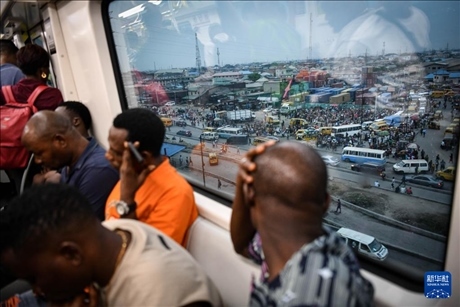 2月28日，在尼日利亞拉各斯，人們乘坐輕軌藍線列車。新華社記者 韓旭 攝