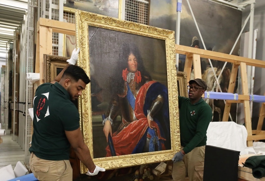  2024年3月11日，在法國巴黎近郊的凡爾賽宮，工作人員準(zhǔn)備打包油畫《路易十四戎裝像》。在2024年中法建交60周年暨中法文化旅游年之際，凡爾賽宮和故宮博物院將于4月至6月在故宮共同舉辦“凡爾賽宮與紫禁城”展覽。凡爾賽宮工作人員將70余件法方展品打包裝箱，計劃在不久之后將其運往北京。新華社記者 高靜 攝