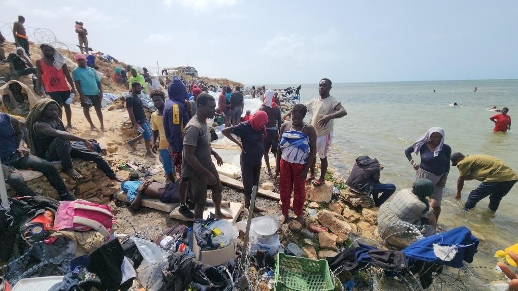 2023年7月26日，在突尼斯與利比亞邊境的艾季迪爾角，眾多移民滯留在地中海海岸邊。新華社發(fā)（哈姆扎·圖爾基亞攝）