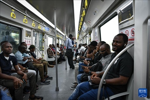 2月28日，在尼日利亞拉各斯，人們乘坐輕軌藍線列車。新華社記者 韓旭 攝