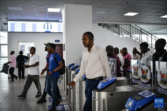 2月28日，在尼日利亞拉各斯，人們在輕軌藍線碼頭站刷卡出站。新華社記者 韓旭 攝